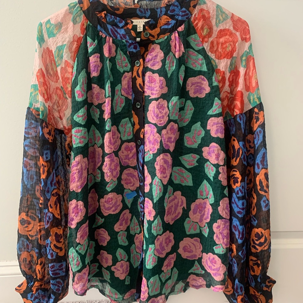 JODIFL Colorful Floral Blouse with Button Detail